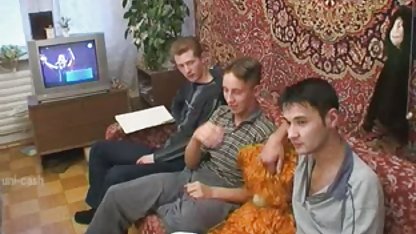 Gadis muda remaja rambut pirang di meja pijat download video bokep anal